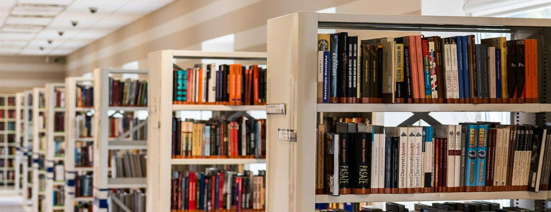 Foto af bogreoler på bibliotek